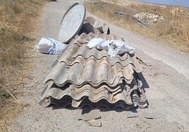 Vertido de uralitas en un camino del término de Villanubla