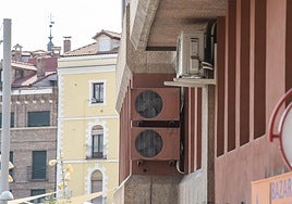 Aparatos de aire acondicionado instalados en una fachada de la ciudad Segovia.