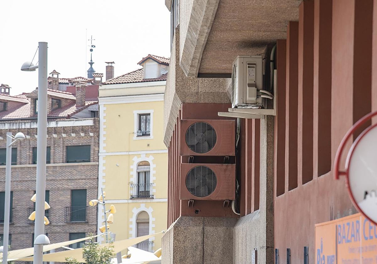 Aparatos de aire acondicionado instalados en una fachada de la ciudad Segovia.