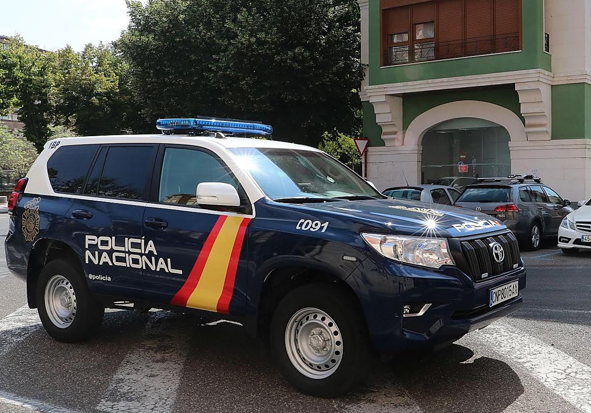 Vehículo de la Policía Nacional, junto a la Subdelegación del Gobierno.