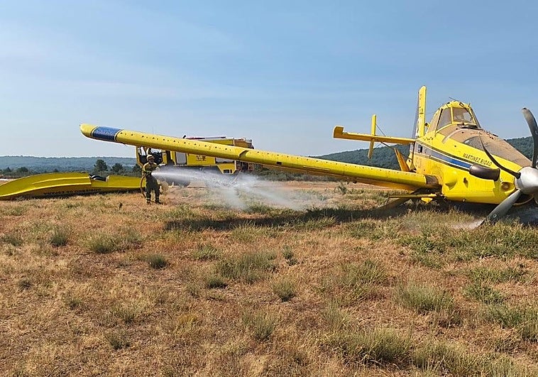 La avioneta, tras realizar el aterrizaje de emergencia por un fallo en un estabilizador