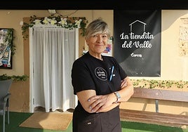 Ana María Torres frente al local de su tiendecita de Corcos del Valle