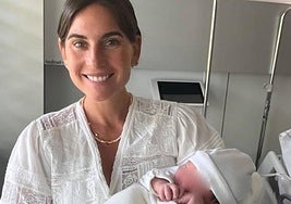 Lourdes Montes sostiene en brazos al pequeño Mateo.