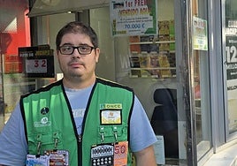 César Pardo Domínguez, el vendedor de la ONCE que ha repartido el premio.