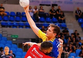 Pablo Herrero busca línea de pase.