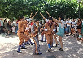 Baile de paloteo en Villamediana.