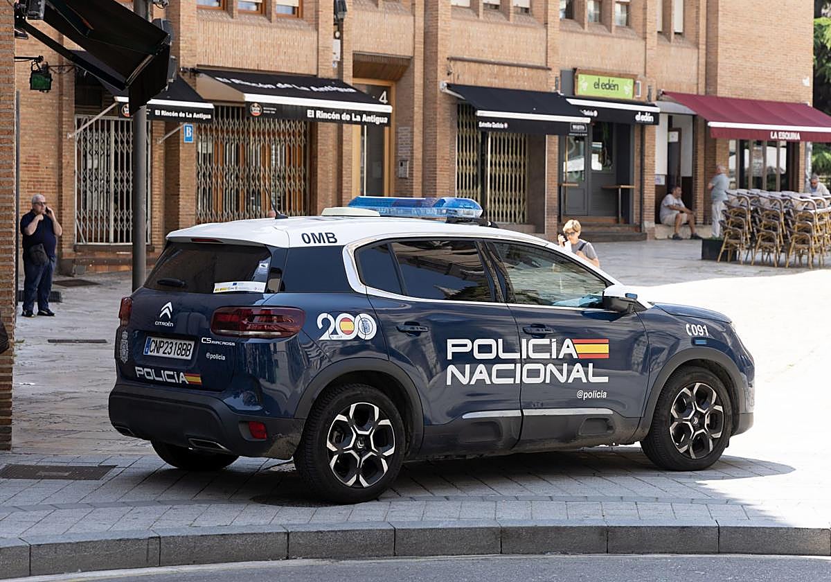 Un coche de la Policía Nacional, en las calles de la capital.