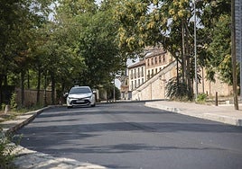 Un taxi circula por el paseo de Santo Domingo de Guzmán este jueves.