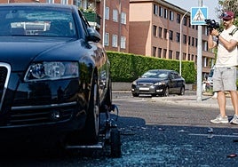 Uno de los coches alcanzados en el tiroteo de ayer en Ávila.