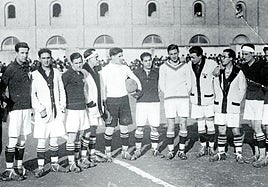 El C.D. Español posa antes de un partido del Campeonato Regional disputado en el campo de la Sociedad Taurina. La estrella del conjunto rojo, Antonio Calvo, es el cuarto de derecha a izquierda.