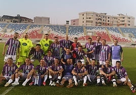 Los veteranos del Real Valladolid antes de disputar un partido en Albania.
