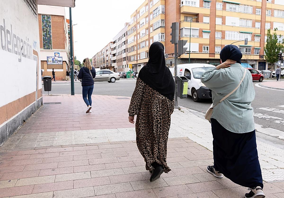 Dos mujeres musulmanas pasean por el barrio de Delicias, en Valladolid.