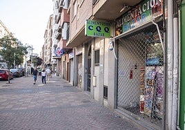 Varias personas pasean cerca del establecimiento comercial donde se produjo el apuñalamiento.