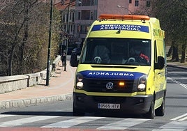 Imagen de archivo de una ambulancia a su paso por la avenida Vía Roma.