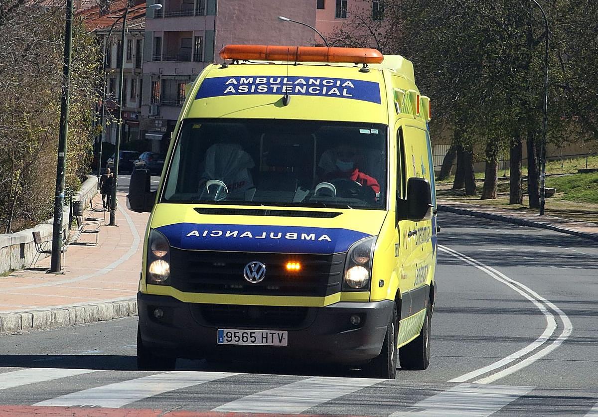 Imagen de archivo de una ambulancia a su paso por la avenida Vía Roma.