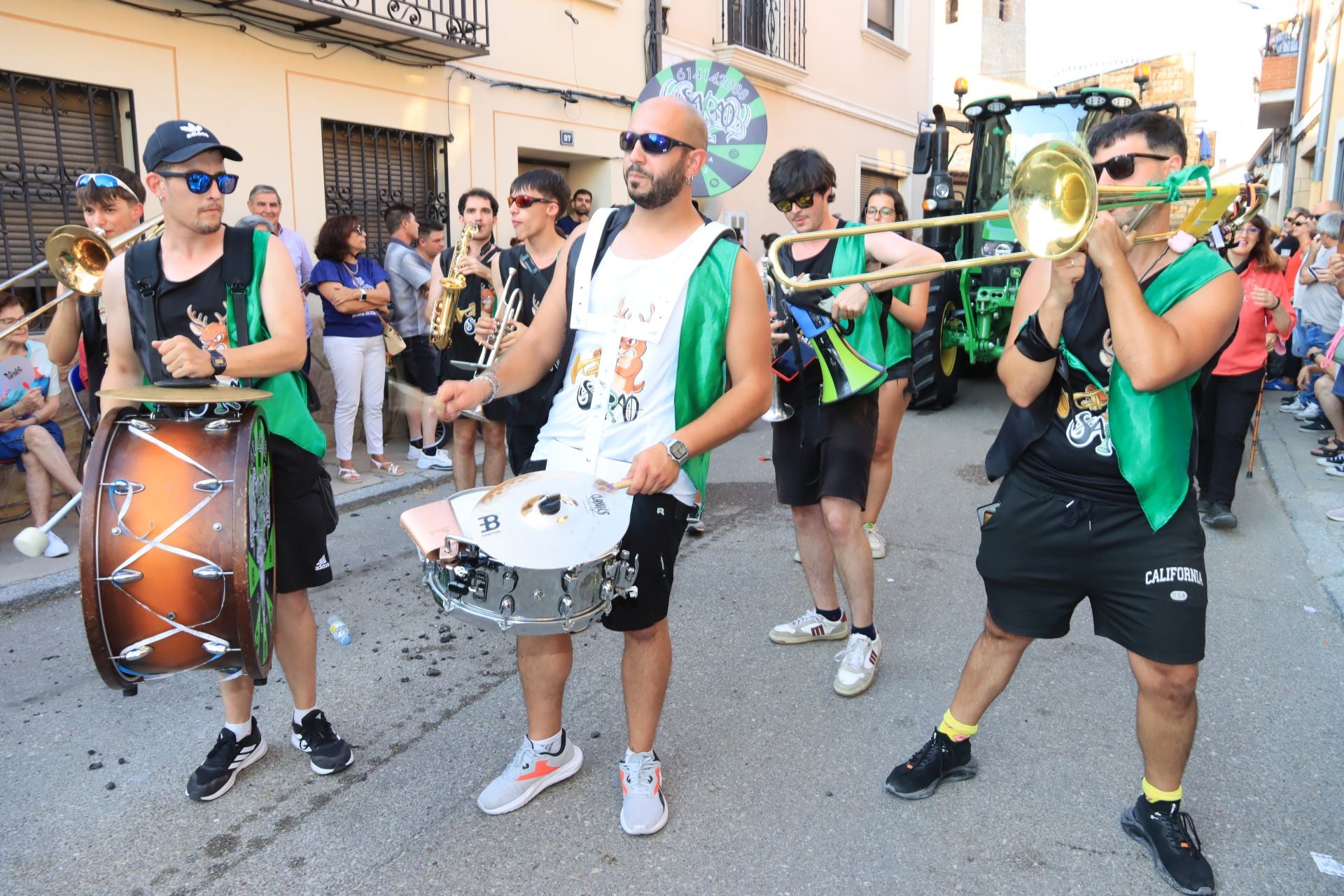 Fotografías del gran desfile de carrozas en Fuentepelayo