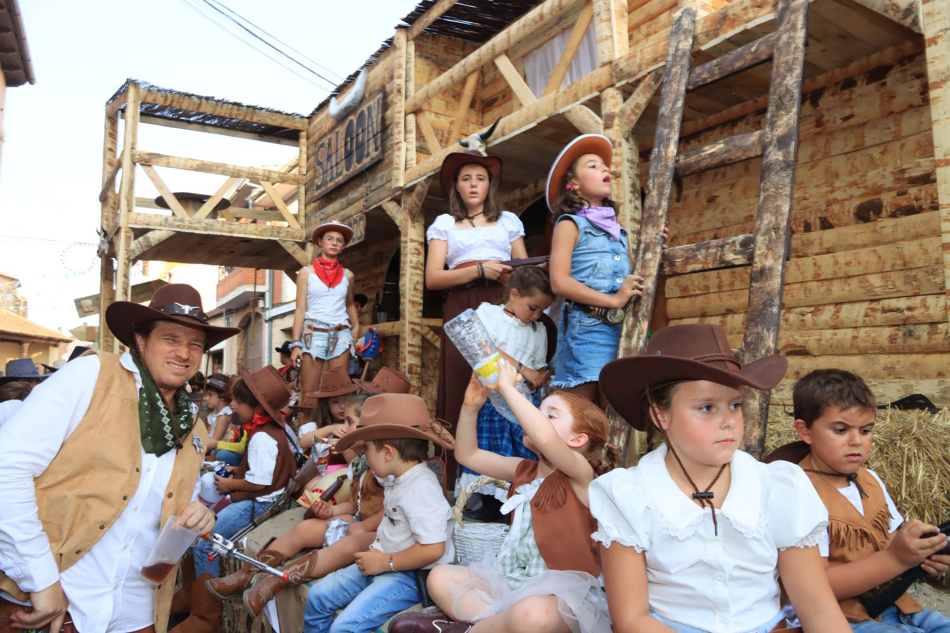 Fotografías del gran desfile de carrozas en Fuentepelayo