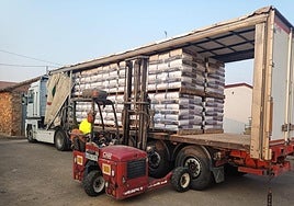 Descarga de uno de los camiones cargados de alimentos para suministrar a ganaderías afectadas por los incendios en Castilla y León.