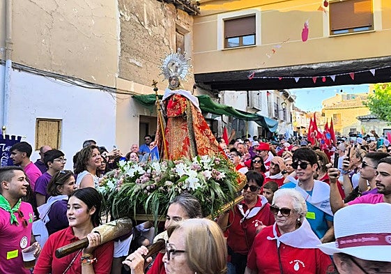 La Virgen de Onecha, portada por la peña La Botijada, en el desfile de apertura de las fiestas de Dueñas.
