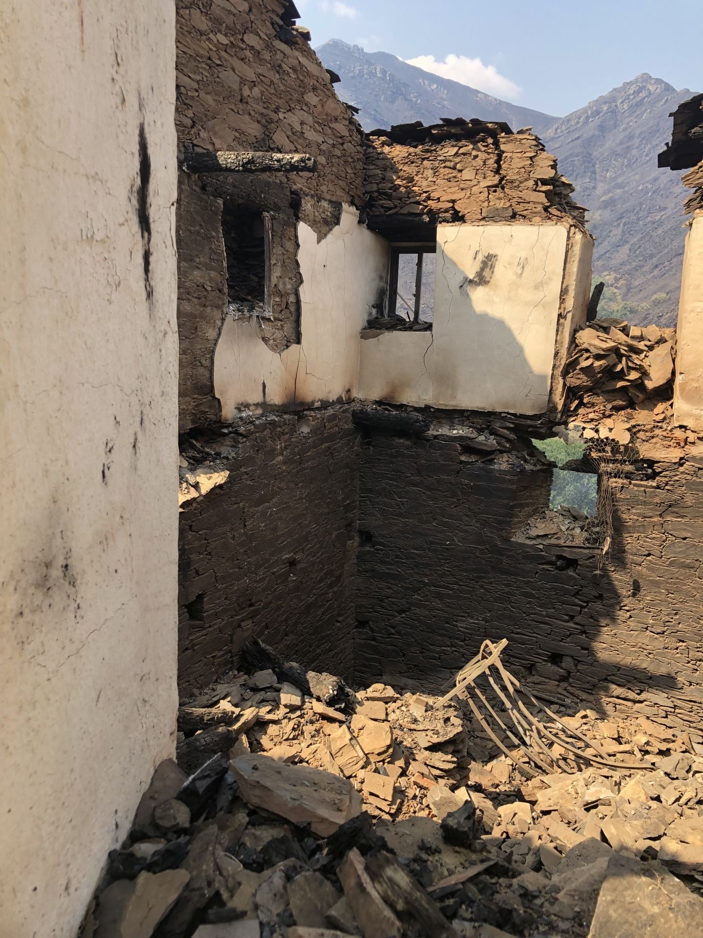 El pueblo de Lusio (Oencia) completamente devastado por el incendio.