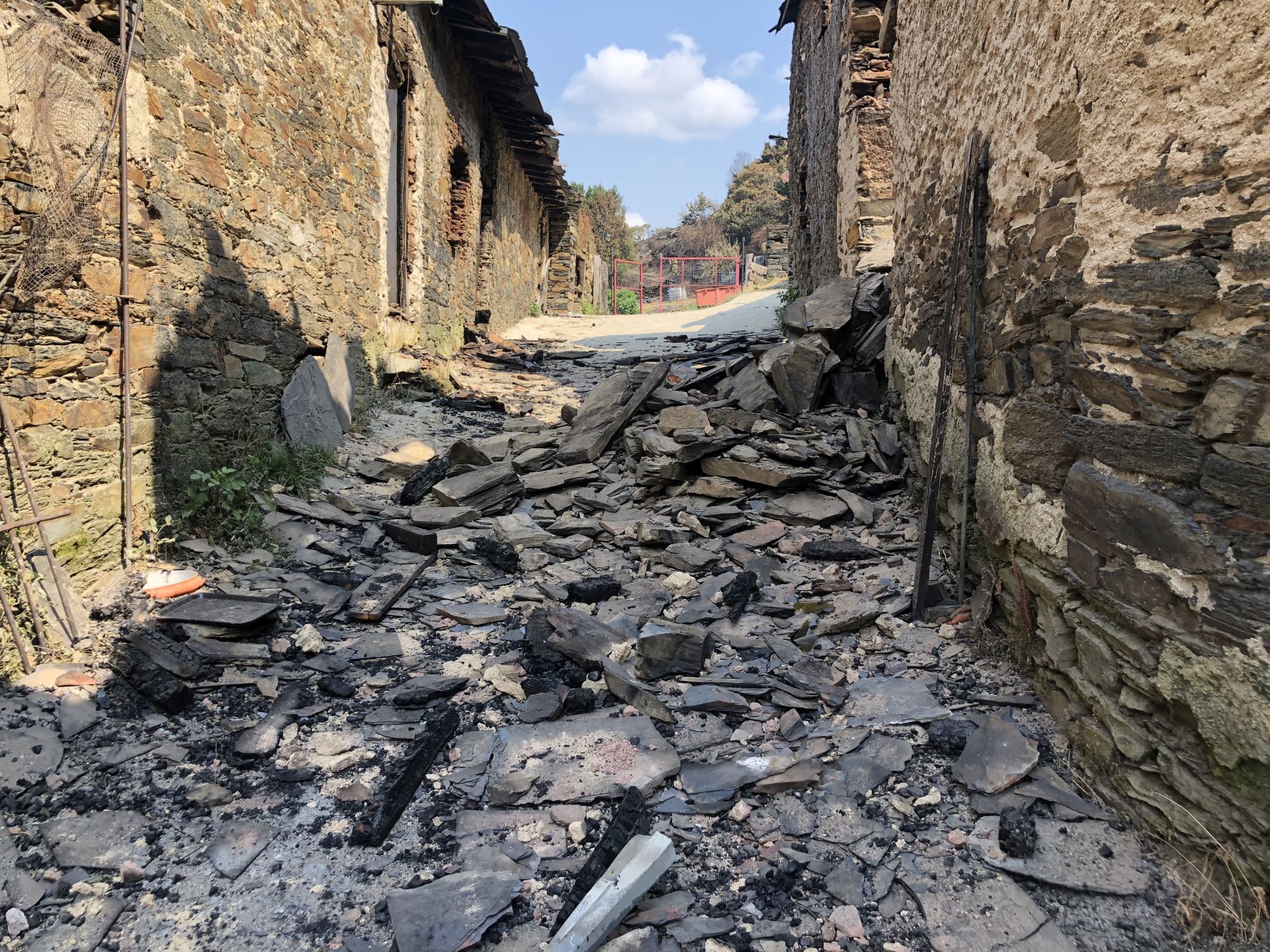 El pueblo de Lusio (Oencia) completamente devastado por el incendio.