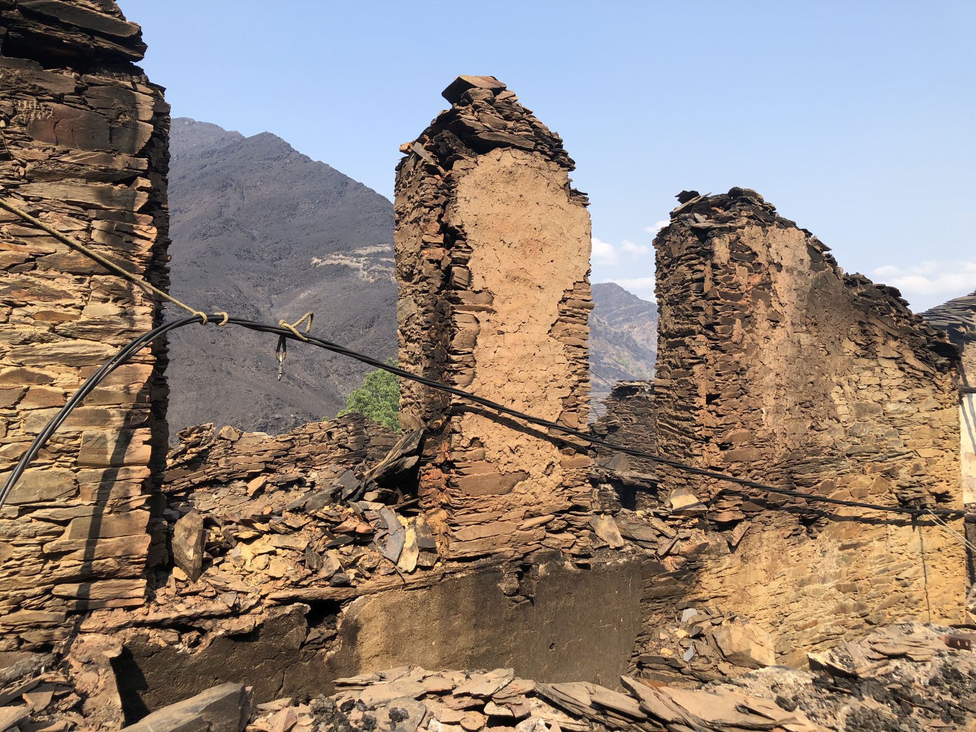 El pueblo de Lusio (Oencia) completamente devastado por el incendio.