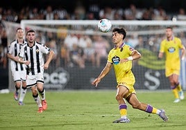 El canterano Maroto se lleva el balón de cabeza.