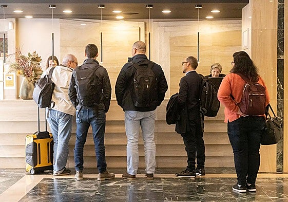 Clientes realizan el registro en la recepción de un hotel en Valladolid.