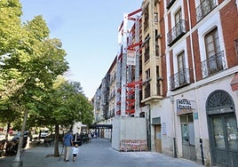Andamio instalado en la Acera de Recoletos para la obra de ampliación del Hotel Colón Plaza.