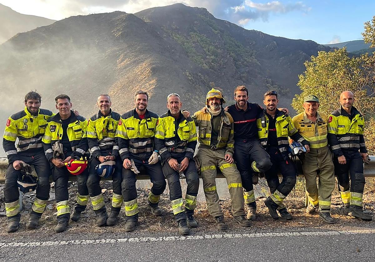 El bombero Jesús Mariano Martín (centro), junto al equipo de bomberos de Segovia desplazado al Bierzo.