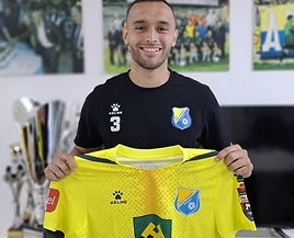 Corral posa con su nueva camiseta.