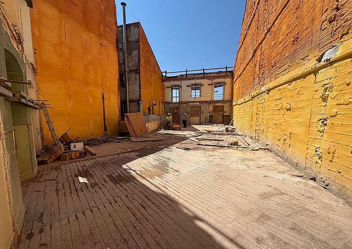 Imagen secundaria 1 - Trabajos de vaciado del edificio.