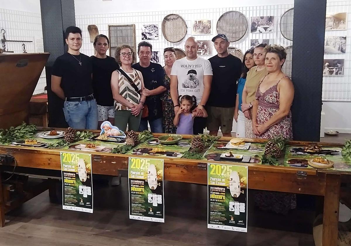 Hosteleros participantes en el certamen de pinchos de Pedrajas de San Esteban.