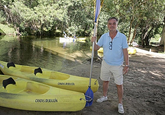 Enrique Marquina sostiene un remo en uno de los puntos de salida de las piraguas al río Duratón, en San Miguel de Bernuy.