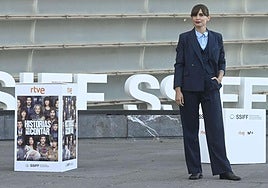 Verónica Echegui posa en el cartel de Radio Televisión Española para presentar la película 'Historias para no contar'