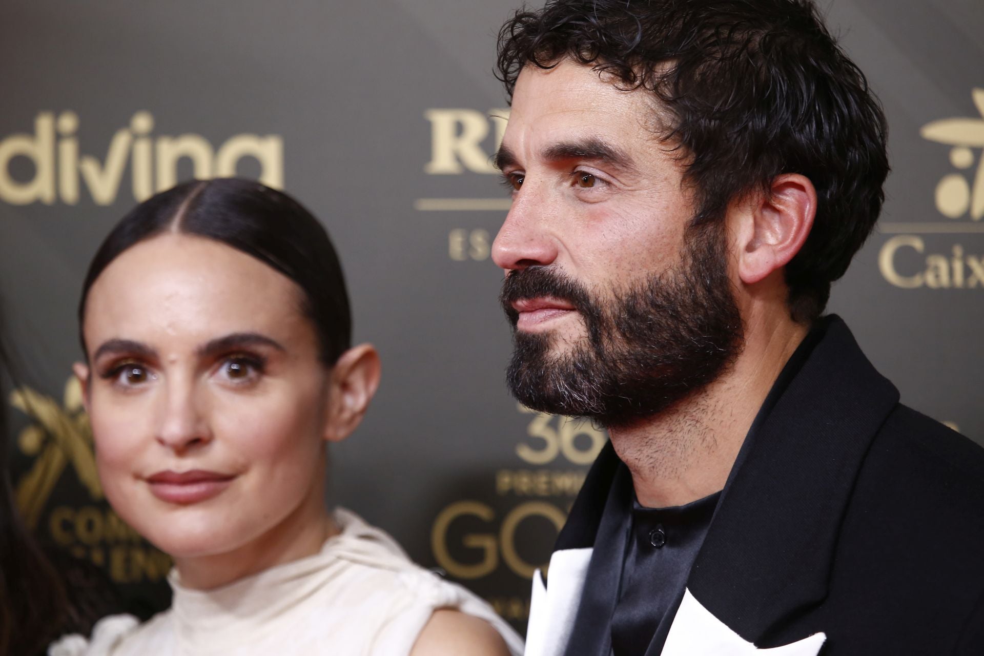 Verónica Echegui y Álex García posan con el Goya a mejor corto en el photocall de la 36ª gala de los Premios Goya