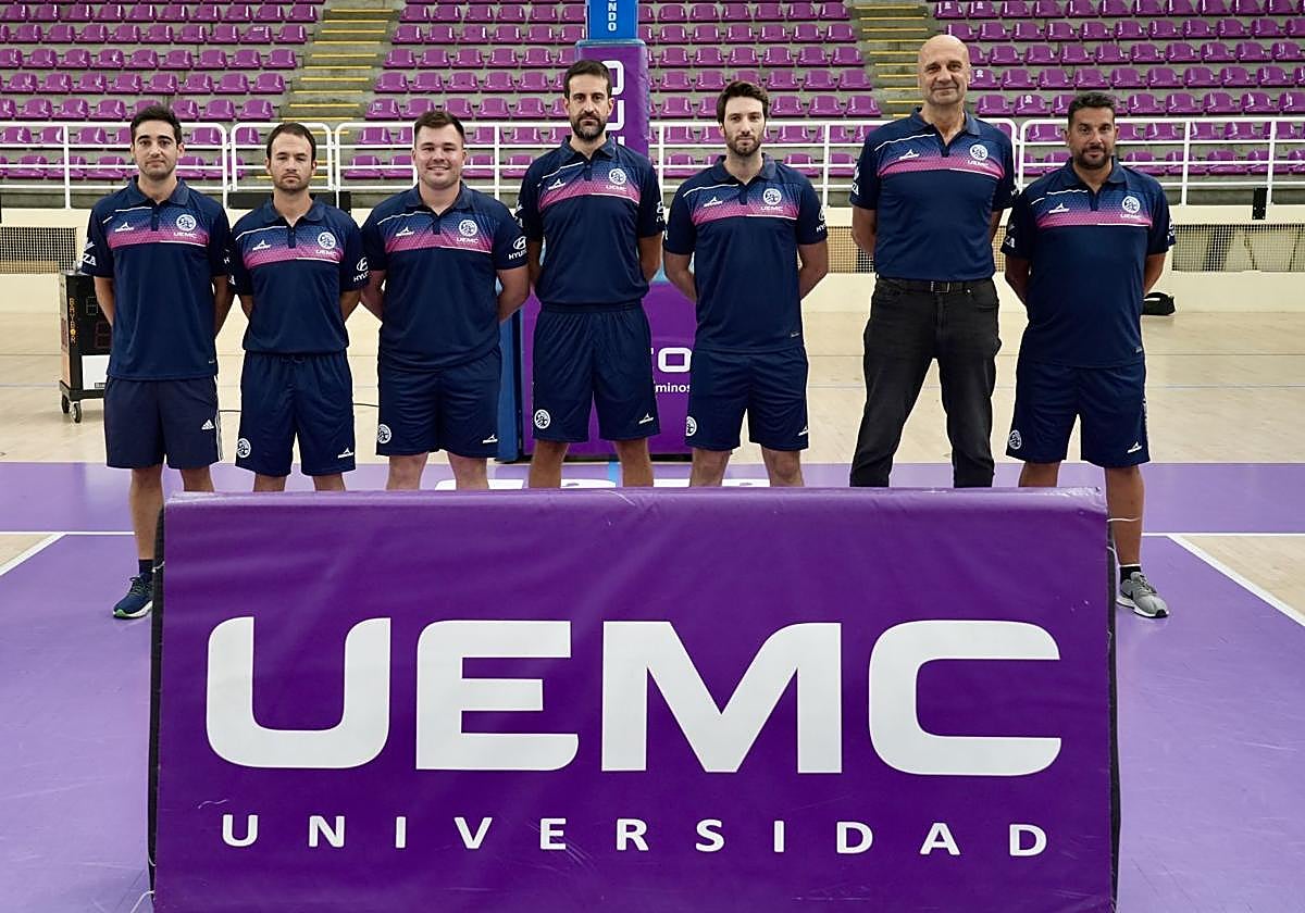 David Barrio, junto a los miembros de su cuerpo técnico.
