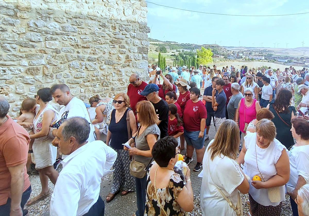 Los vecinos esperan para recoger los tradicionales regalos.