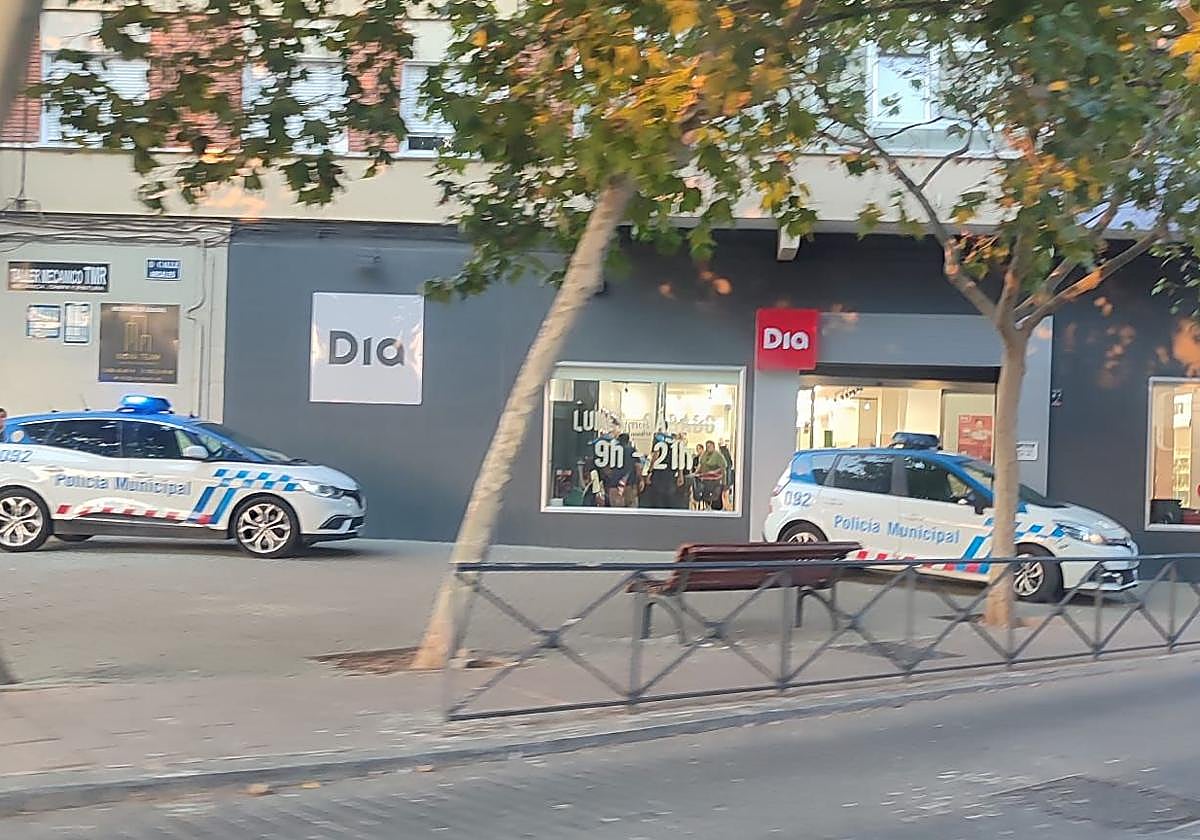 Agentes de la Policía Municipal en el DIA del paseo de Farnesio en la tarde del sábado.