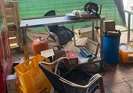 Estado en el que se han encontrado el bar de las piscinas de Fombellida tras el asalto.