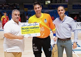 César Pérez, con su reconocimiento de mejor portero.