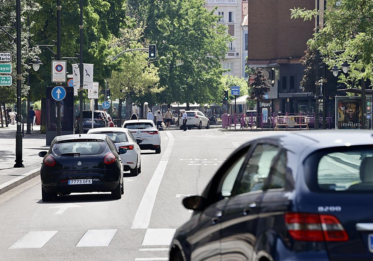 Imagen de archivo de vehículos circulando por el centro de Valladolid.