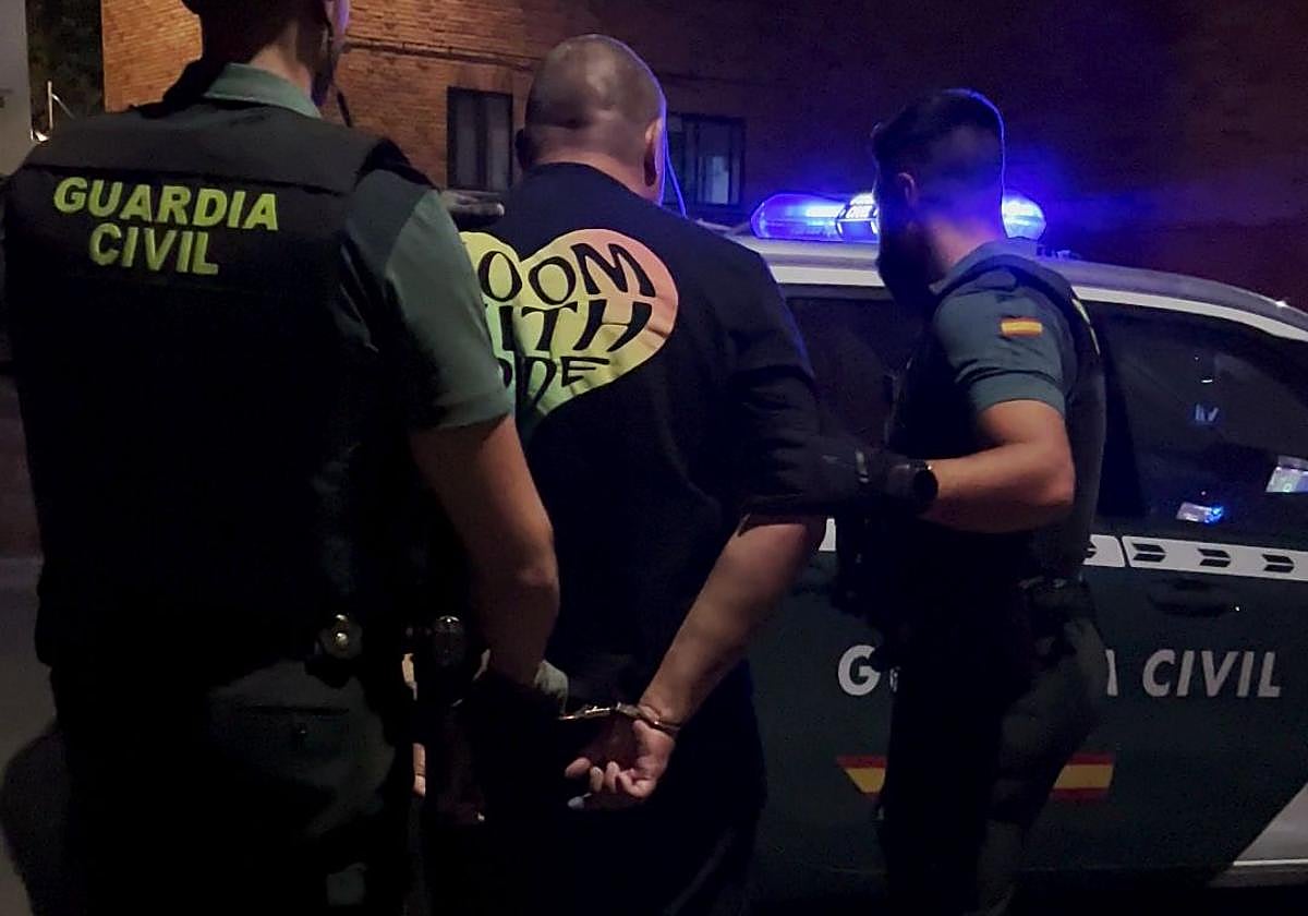 Detención del hombre por la Guardia Civil.