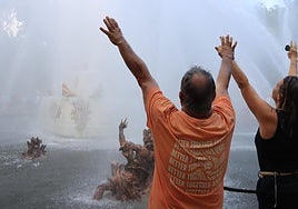 Un hombre y una mujer disfrutan del agua en una de las fuentes.