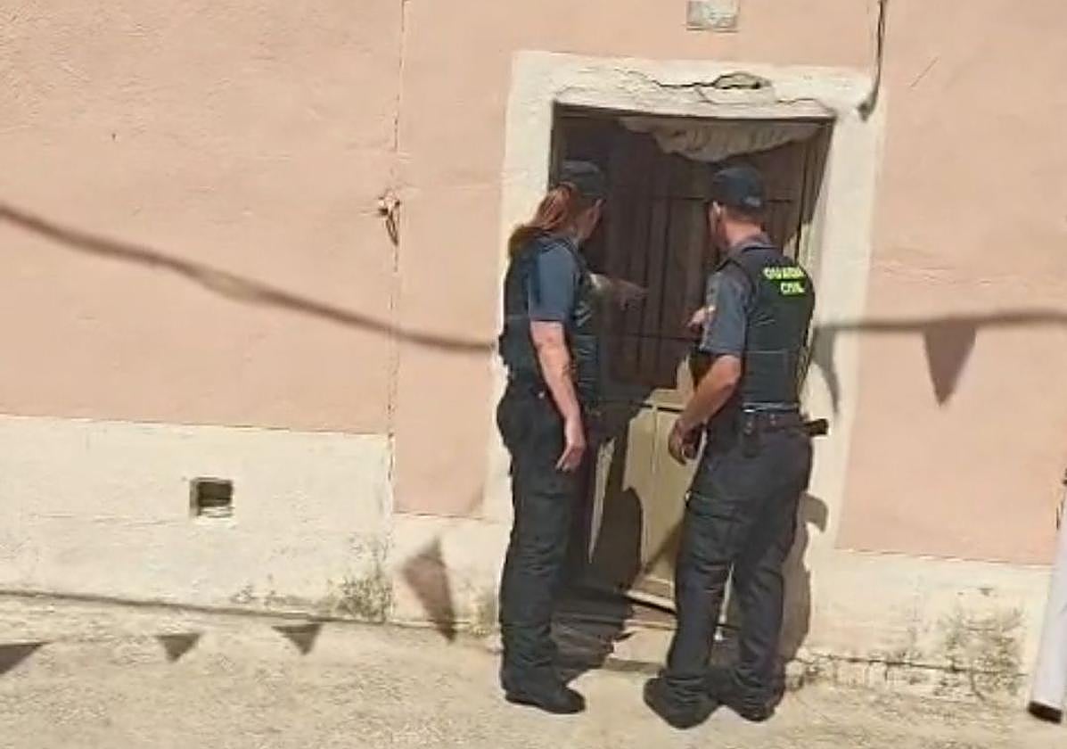 Agentes de la Guardia Civil, frente a la vivienda en cuestión.