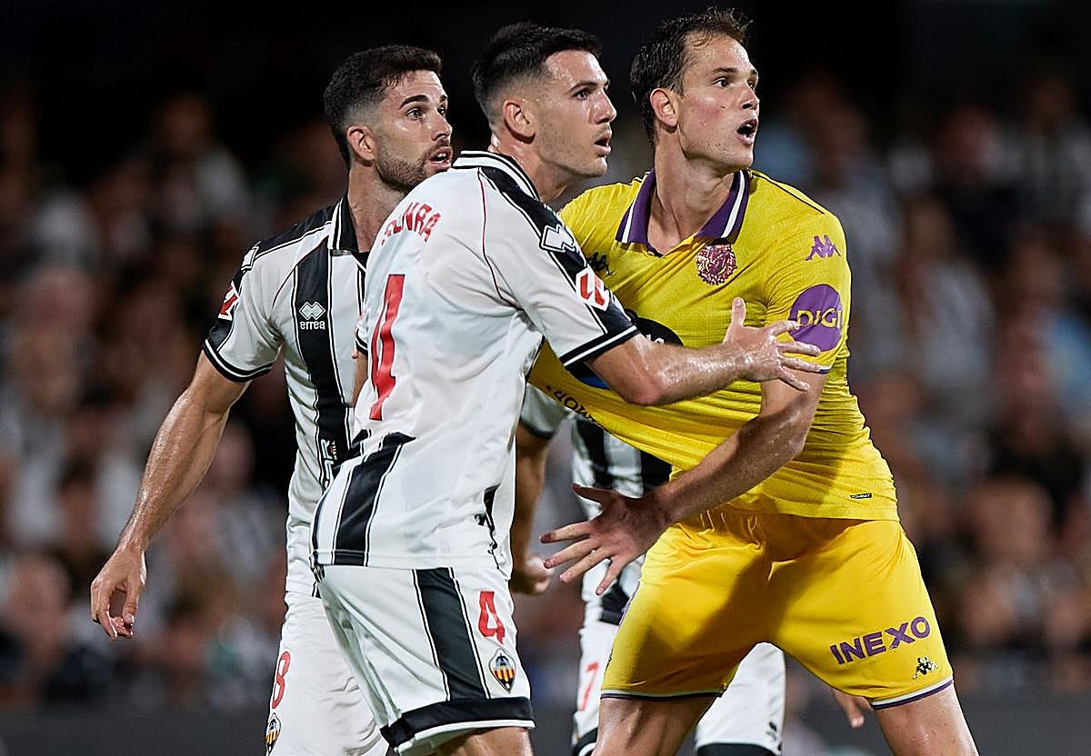 Latasa se prepara para recibir un centro desde la banda.