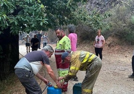 Vecinos de Médulas realizando labores de vigilancia para controlar la zona y que no reavivara el fuego.