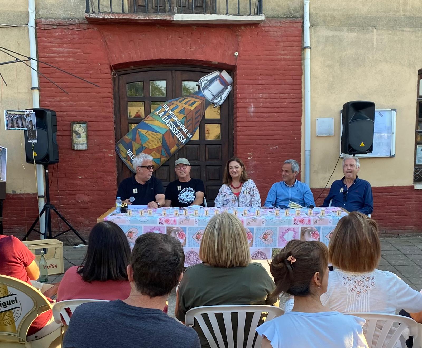 Así vivió Villalán de Campos su primer día internacional de la gaseosa