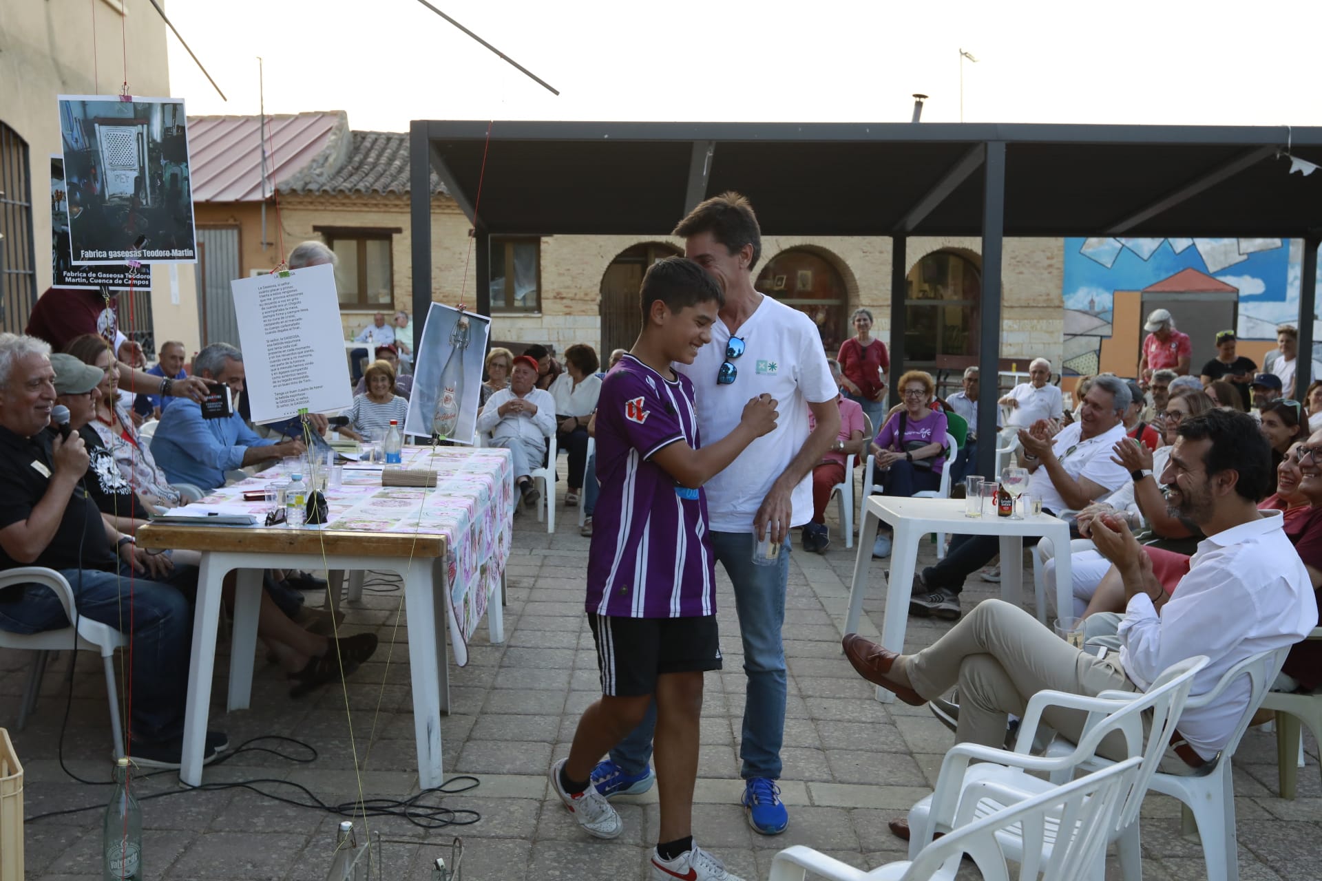 Así vivió Villalán de Campos su primer día internacional de la gaseosa