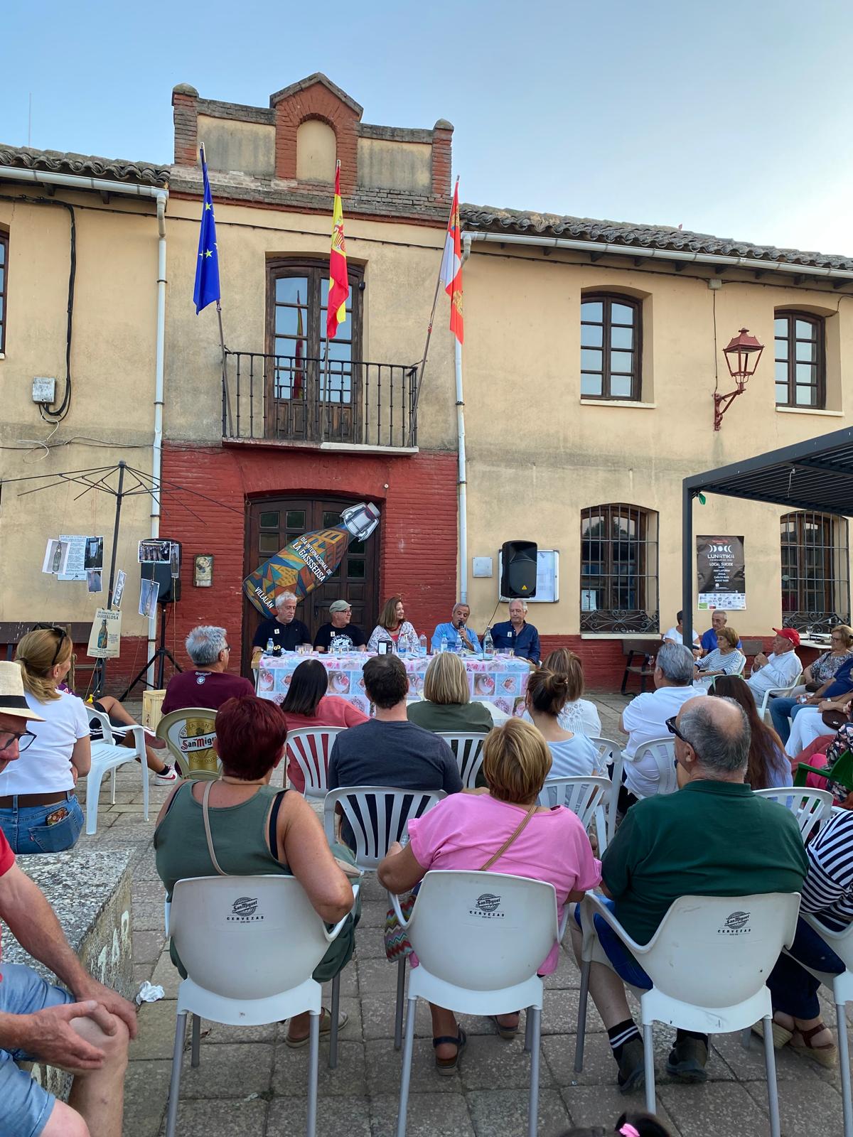 Así vivió Villalán de Campos su primer día internacional de la gaseosa